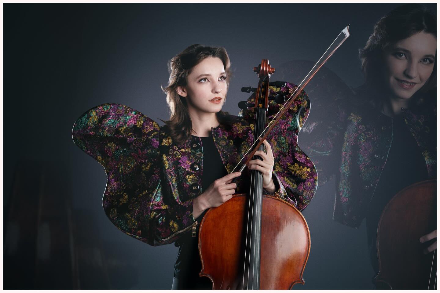 Another one from Fotostammtisch Salzburg @studio.b.salzburg ❤️ Model: @an.nika.kris 📸

#portraitstyles #studiophotography #portraitphotpgraphy #sonya7iv